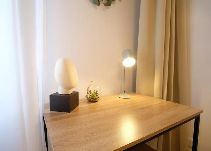 4-Room Luxury Apartment - Close To Central Station, Free Parking, Kitchen
