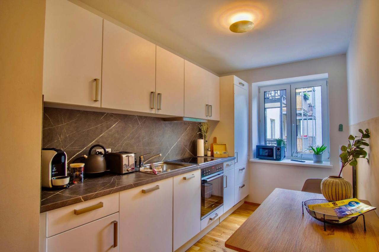 4-room Luxury - Close To Station, Free Parking, Kitchen Apartment
